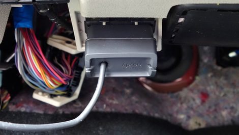 Necesitarás acceder al puerto OBD-II de tu coche para instalar el hardware de Navdy. De no ser fácilmente accesible, la instalación te resultará bastante difícil.
